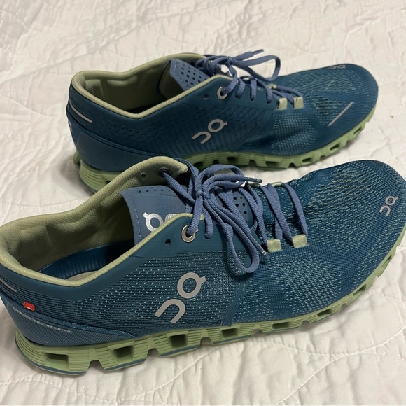 On Cloud Shoes - Picture 2 of 4